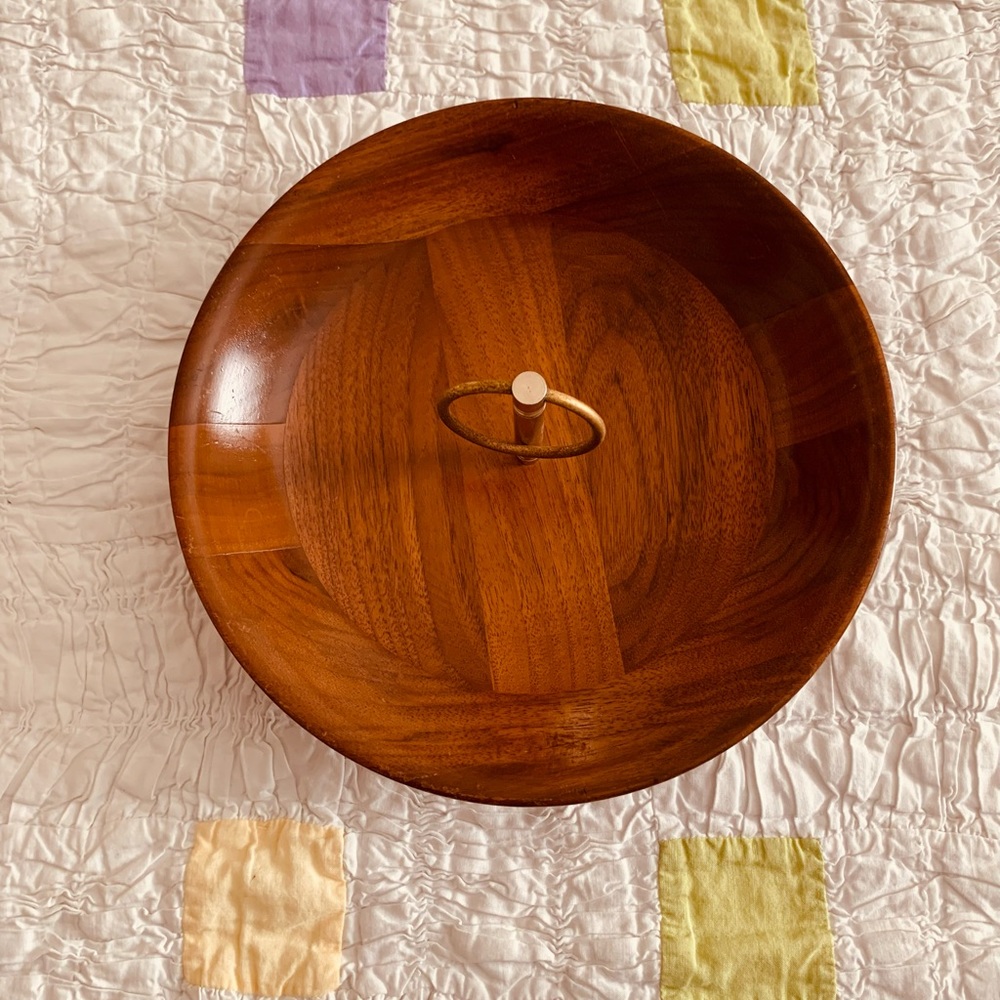 BEAUTIFUL WOODEN SERVING DISH WITH CENTER HANDLE.  APPROXIMATELY 9” IN DIAMETER.